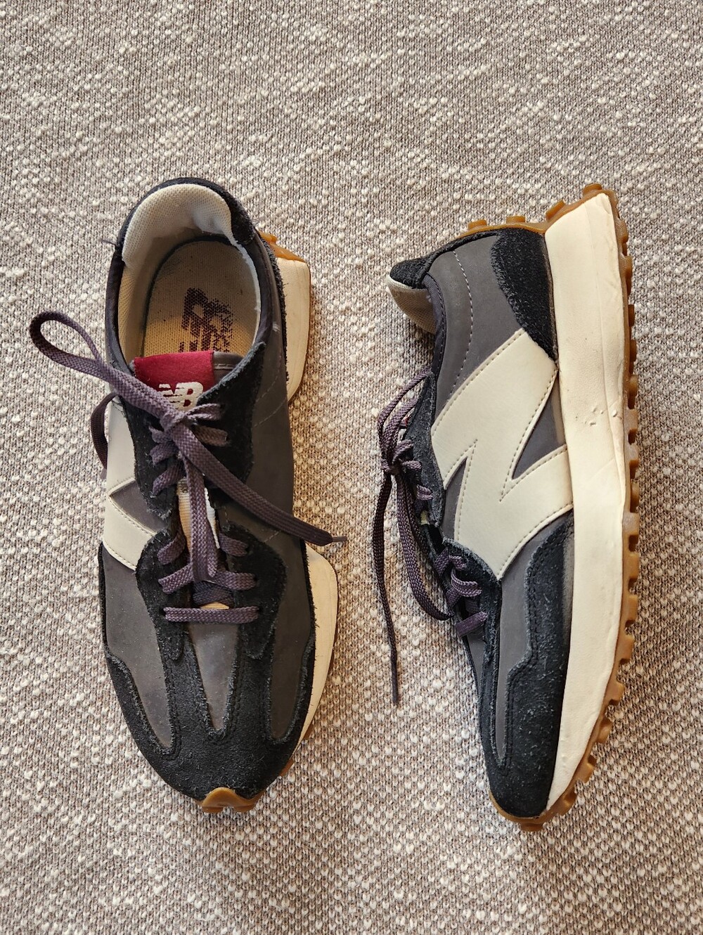 New Balance Womens 327 Black Suede Retro Gum Sole Sneaker WS327BL Size 9.5 EU 40